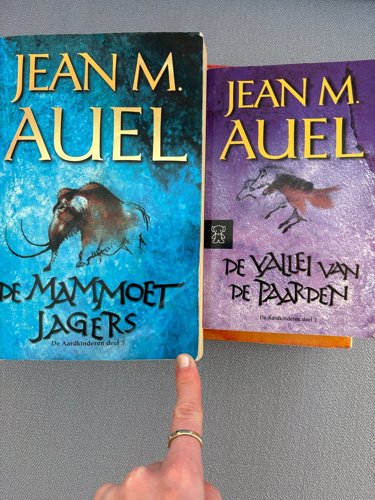 Jean M. Auel - De Aardkinderen deel 2 & 3, Ophalen of Verzenden, Gelezen, Nederland
