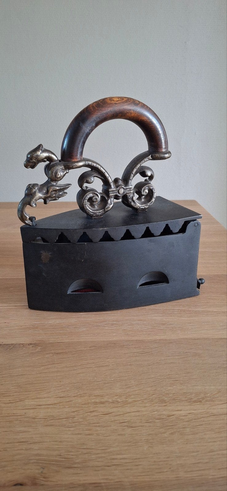 Antieke kolenstrijkbout van gietijzer met een houten handvat, Ophalen of Verzenden