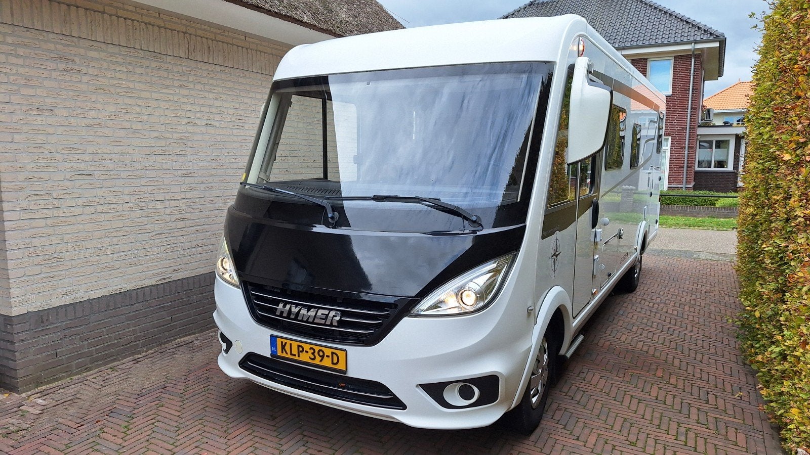 Hymer Exsis I 678, langsbed, EP level, autom.,solar, sat. TV, Particulier