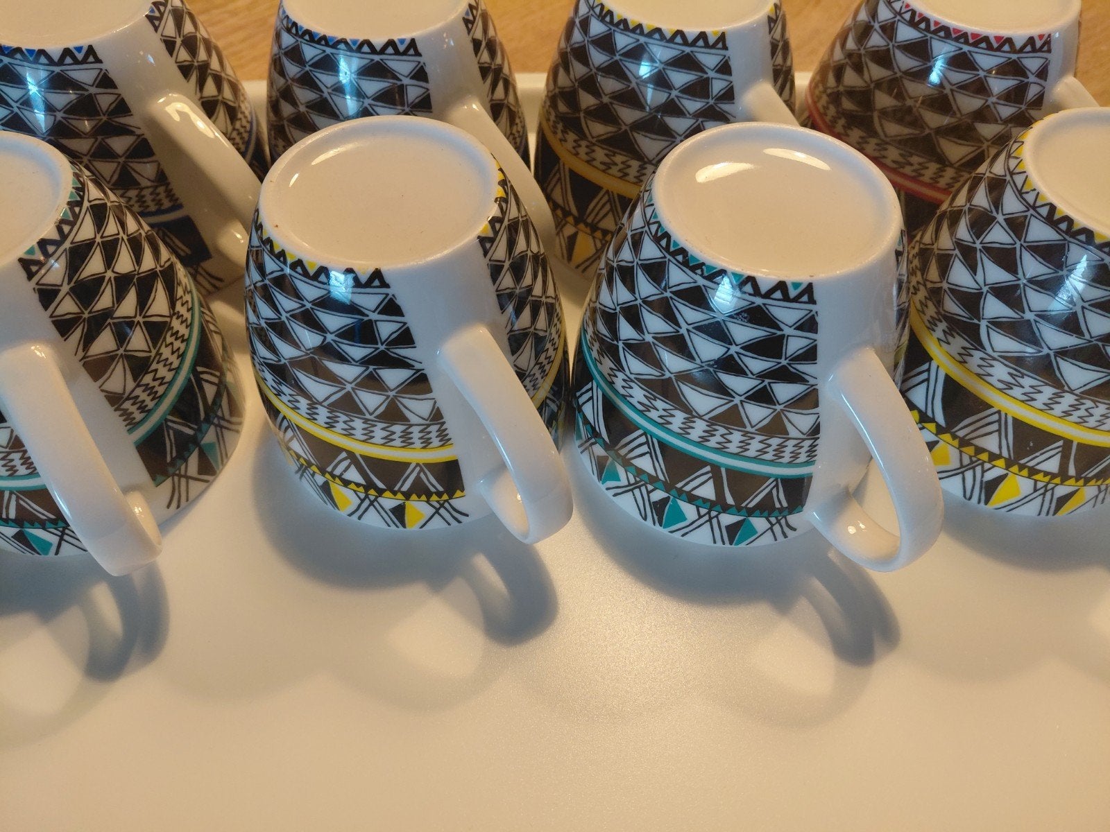 Set van 8 mokken met geometrisch patroon, Keramiek, Zo goed als nieuw, Modern, Mok