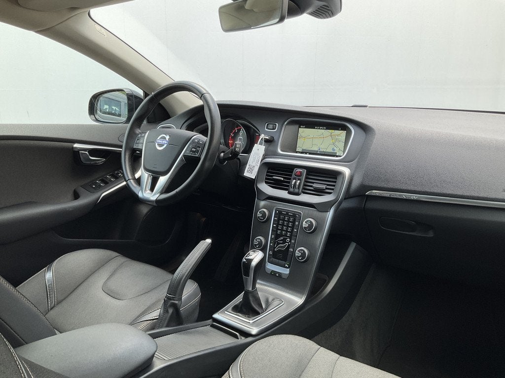 Volvo V40 Cross Country 2.0 T3 Nordic+ Trekhaak Nav/Cruise S, Auto's, Volvo, Gebruikt, Euro 6, 4 cilinders, Zwart