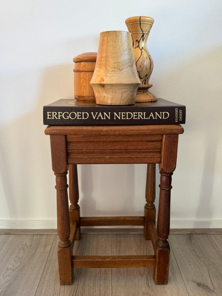 Karaktervol Eikenhouten Tafeltje (Jaren '70), Huis en Inrichting, Krukjes, Ophalen of Verzenden, Gebruikt, Hout