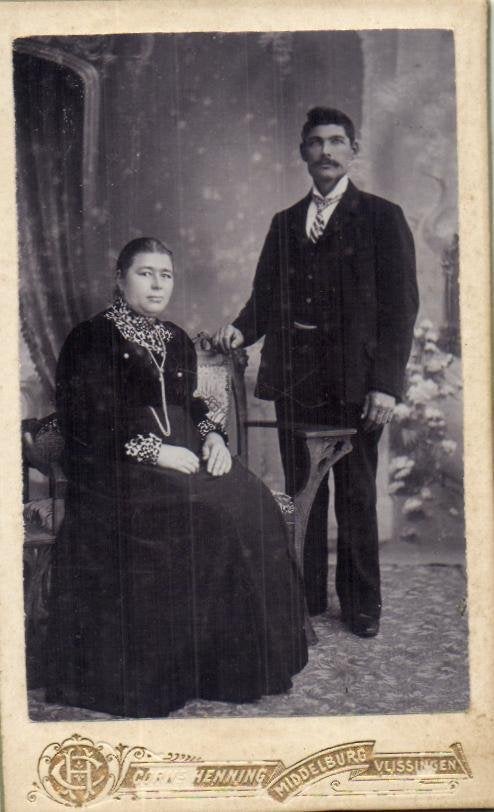 CDV - Echtpaar in mooie kledij - C. Henning -Middelburg, Gebruikt, Foto, Klederdracht, Ophalen of Verzenden