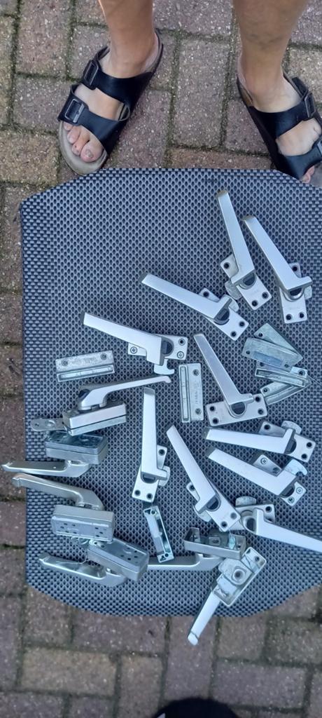 Partij raamklinken en scharnieren, Doe-het-zelf en Verbouw, Ophalen of Verzenden