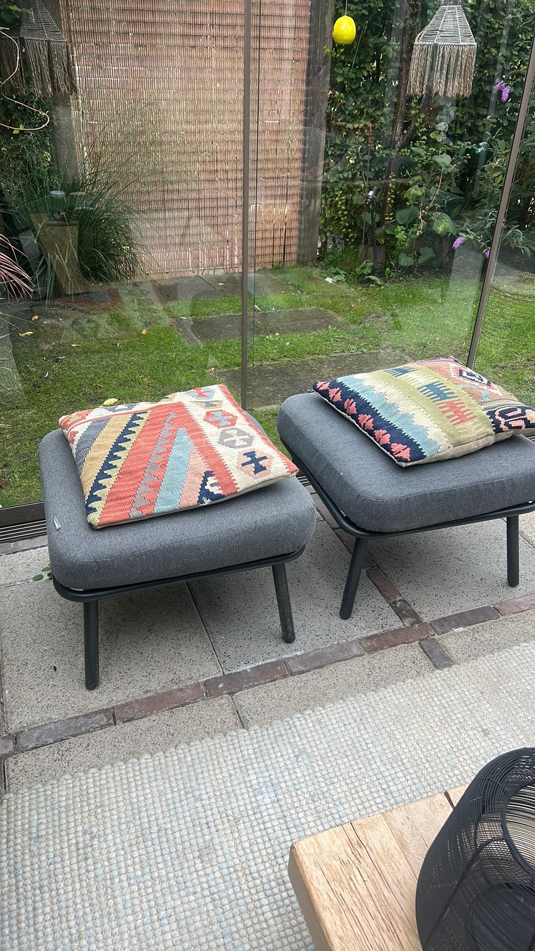 2 voetenbankjes van intratuin inclusief grijs kussen, Ophalen, Zo goed als nieuw, Rechthoekig
