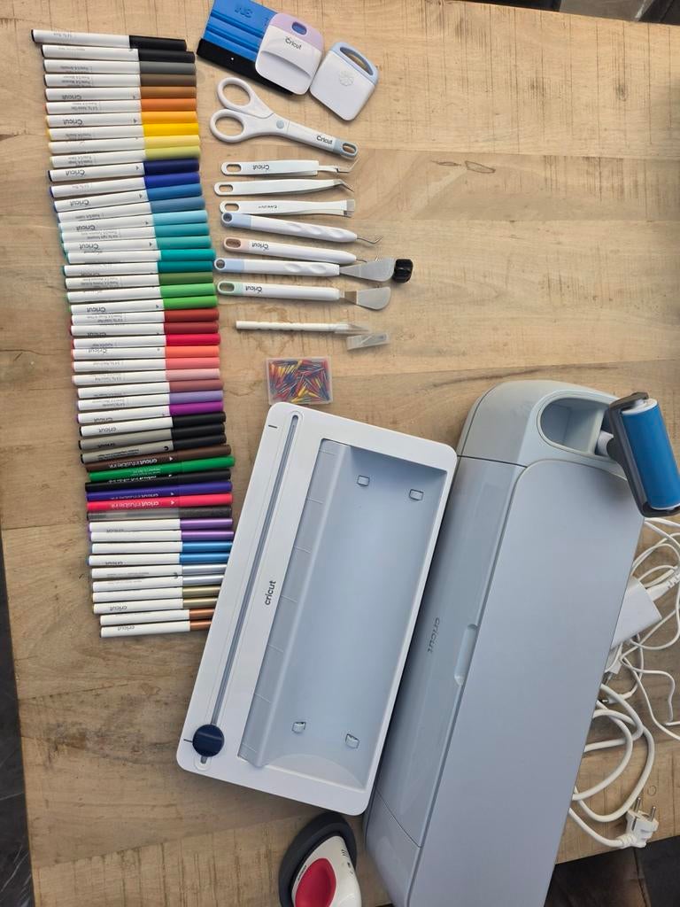 Cricut maker 3  met vinyl en andere extras, Zo goed als nieuw, Kunststof, Machine, Cricut