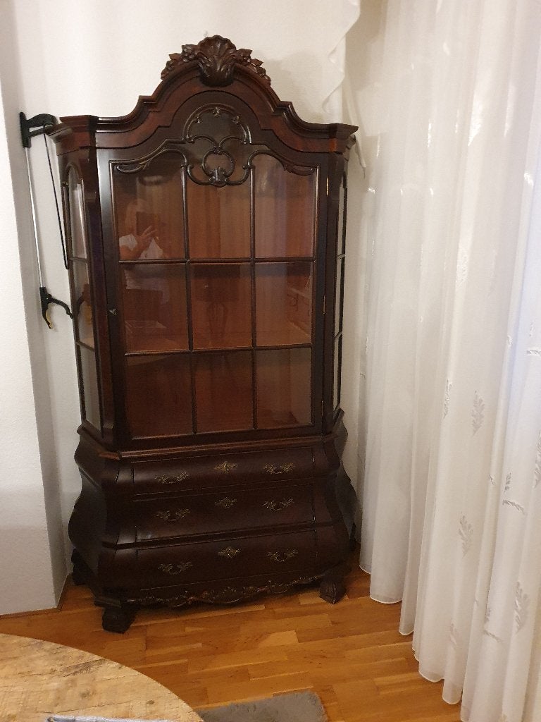 2 Delig Notenhout porseleinkast, Huis en Inrichting, Kasten | Vitrinekasten, Ophalen, 100 tot 150 cm, Zo goed als nieuw, Vitrine kast Notenhout