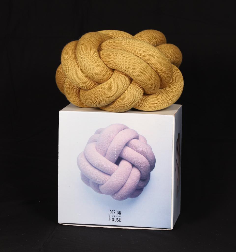 Design House Stockholm Knot kussen geel 30x30, Ophalen, Zo goed als nieuw, Geel, Vierkant