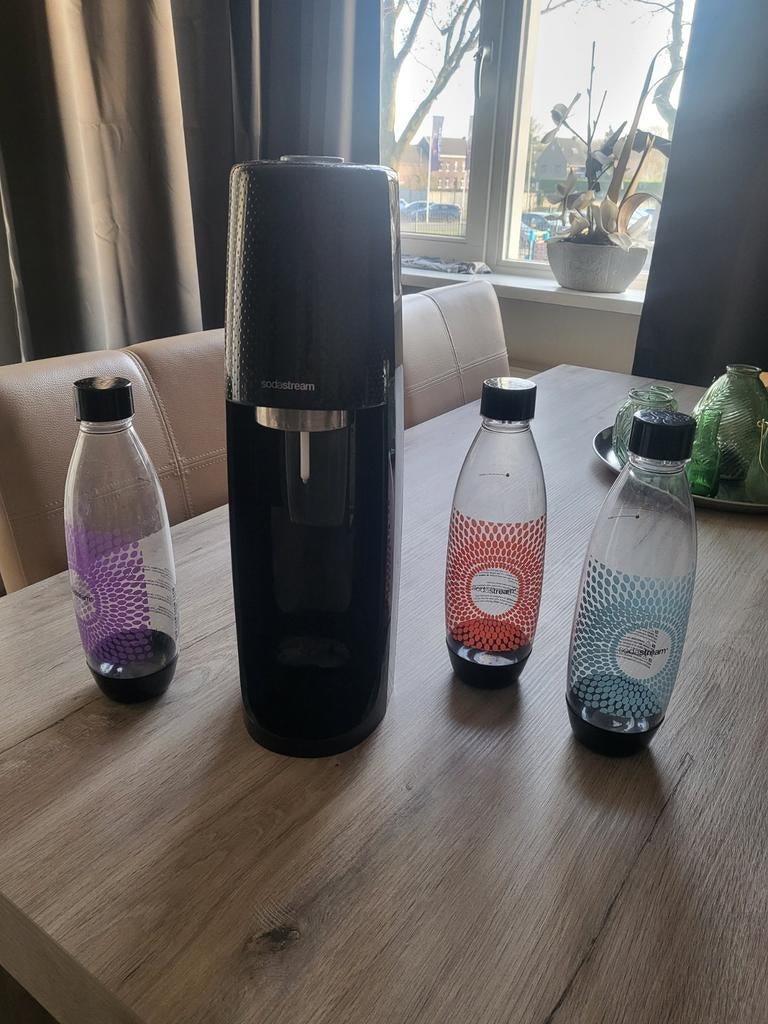 Sodastreamer met 3 flessen - Zwart, Witgoed en Apparatuur, Bruiswatermachines, Ophalen, Zo goed als nieuw