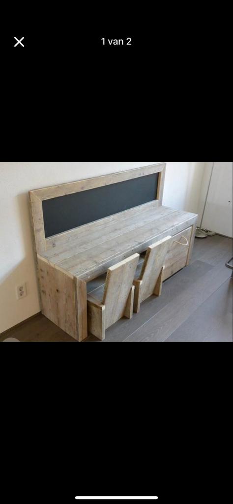 Steigerhouten speeltafel met krijtbord, 2 stoeltjes en bak, Kinderen en Baby's, Kinderkamer | Tafels en Stoelen, Ophalen of Verzenden