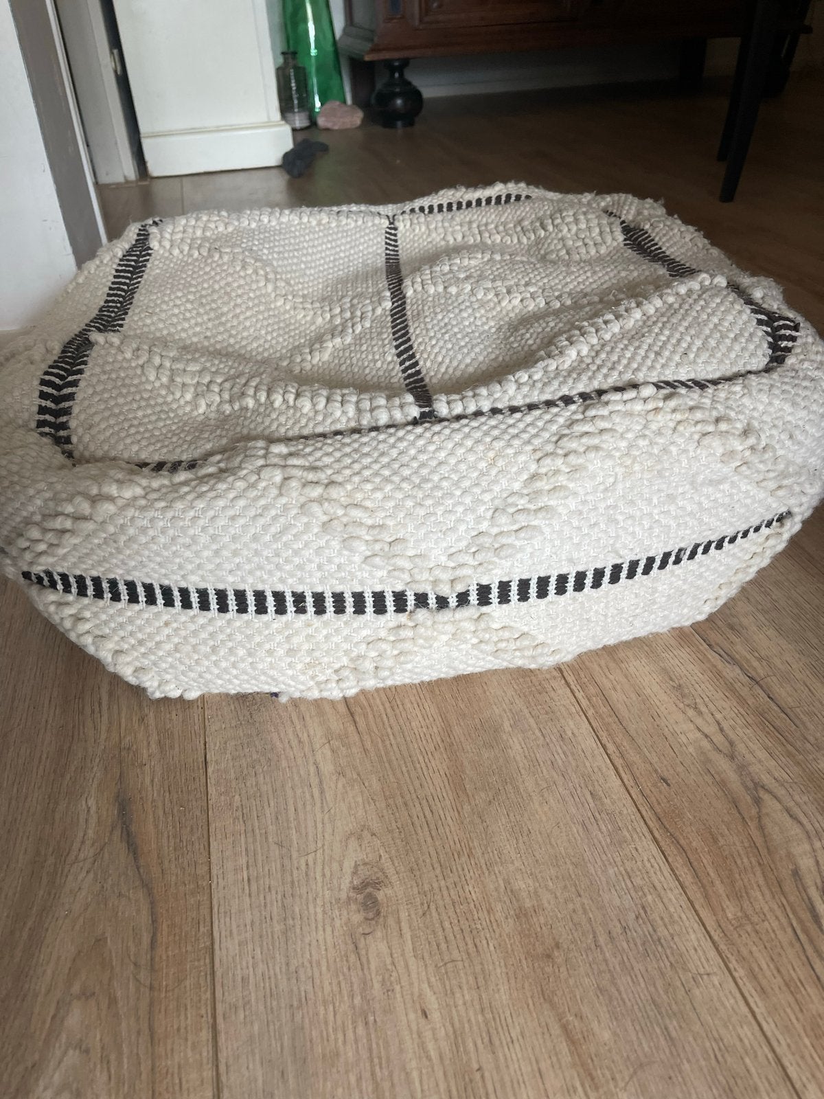 lWitte poef met zwarte strepen van echt wol, Huis en Inrichting, Zitzakken, Ophalen of Verzenden, Gebruikt, Wit, Overige typen