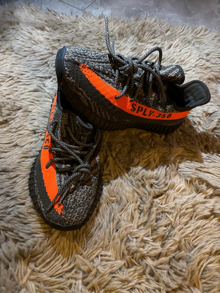 Adidas Yeezy Boost 350 V2 Core Black Solar Red, Kleding | Heren, Schoenen, Ophalen of Verzenden, Zo goed als nieuw, Zwart, Sneakers of Gympen