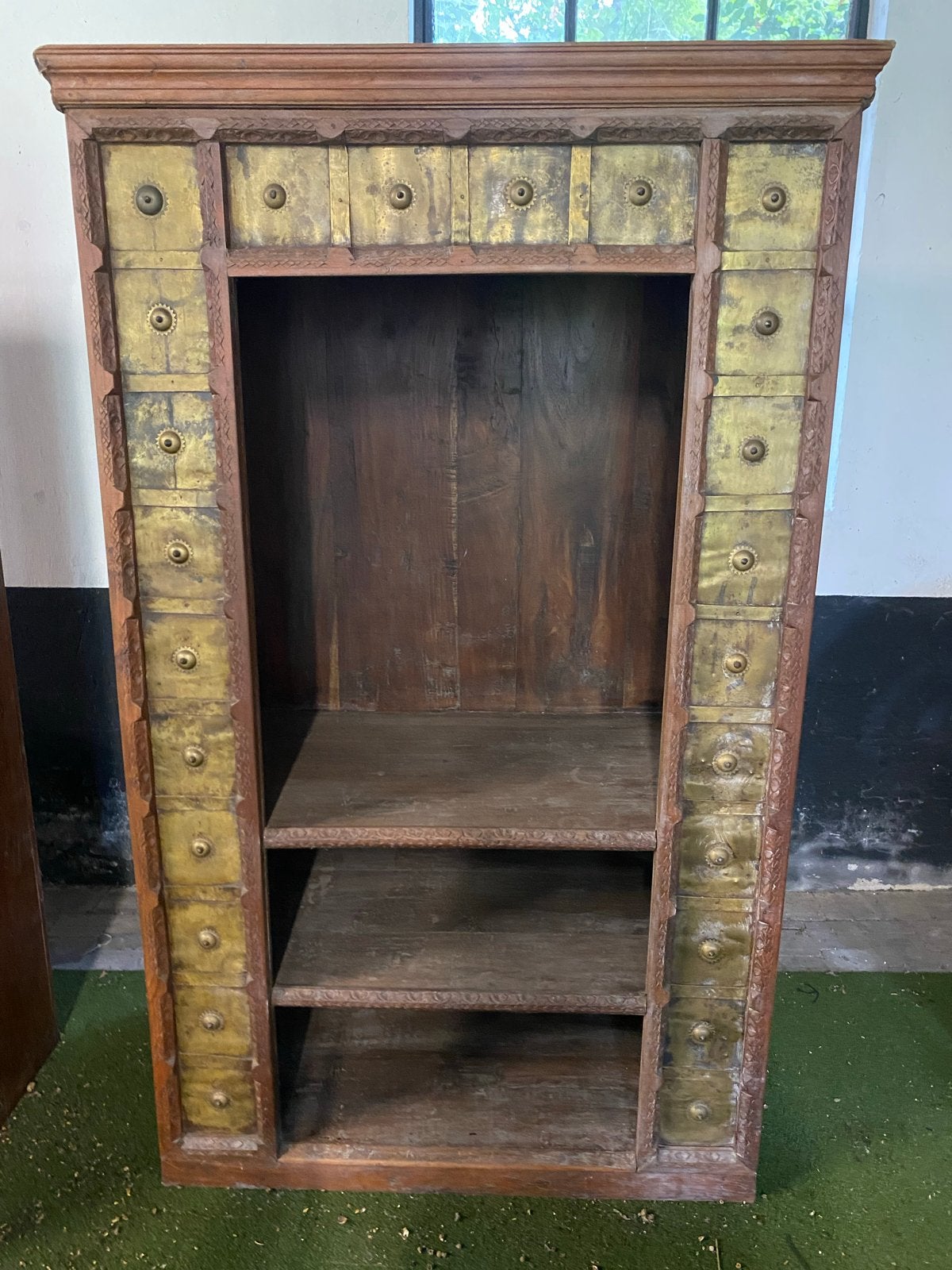Unieke houten kast met messing details, Ophalen