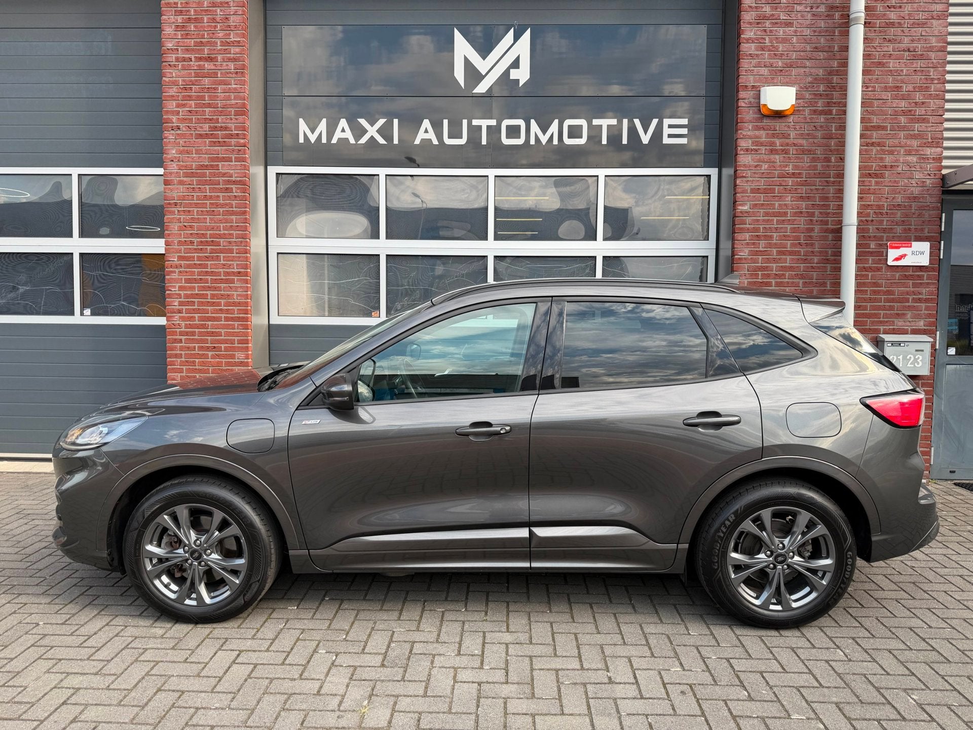 Foto 2 van Ford KUGA 2.5 PHEV ST-Line LED Camera Carplay Lane Trekhaak