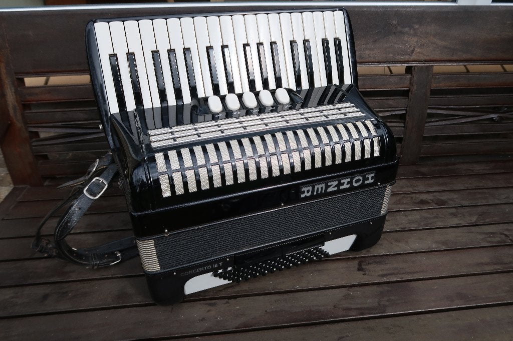Hohner concerto III T, Ophalen, 72-bas, Met koffer, Toetsaccordeon