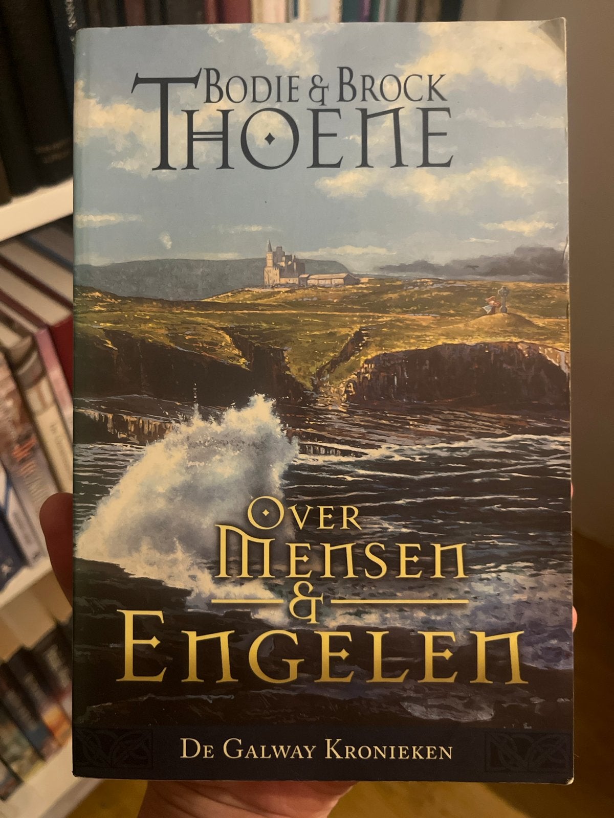 Over Mensen & Engelen - De Galway Kronieken Deel 2, Ophalen of Verzenden, Zo goed als nieuw, Nederland
