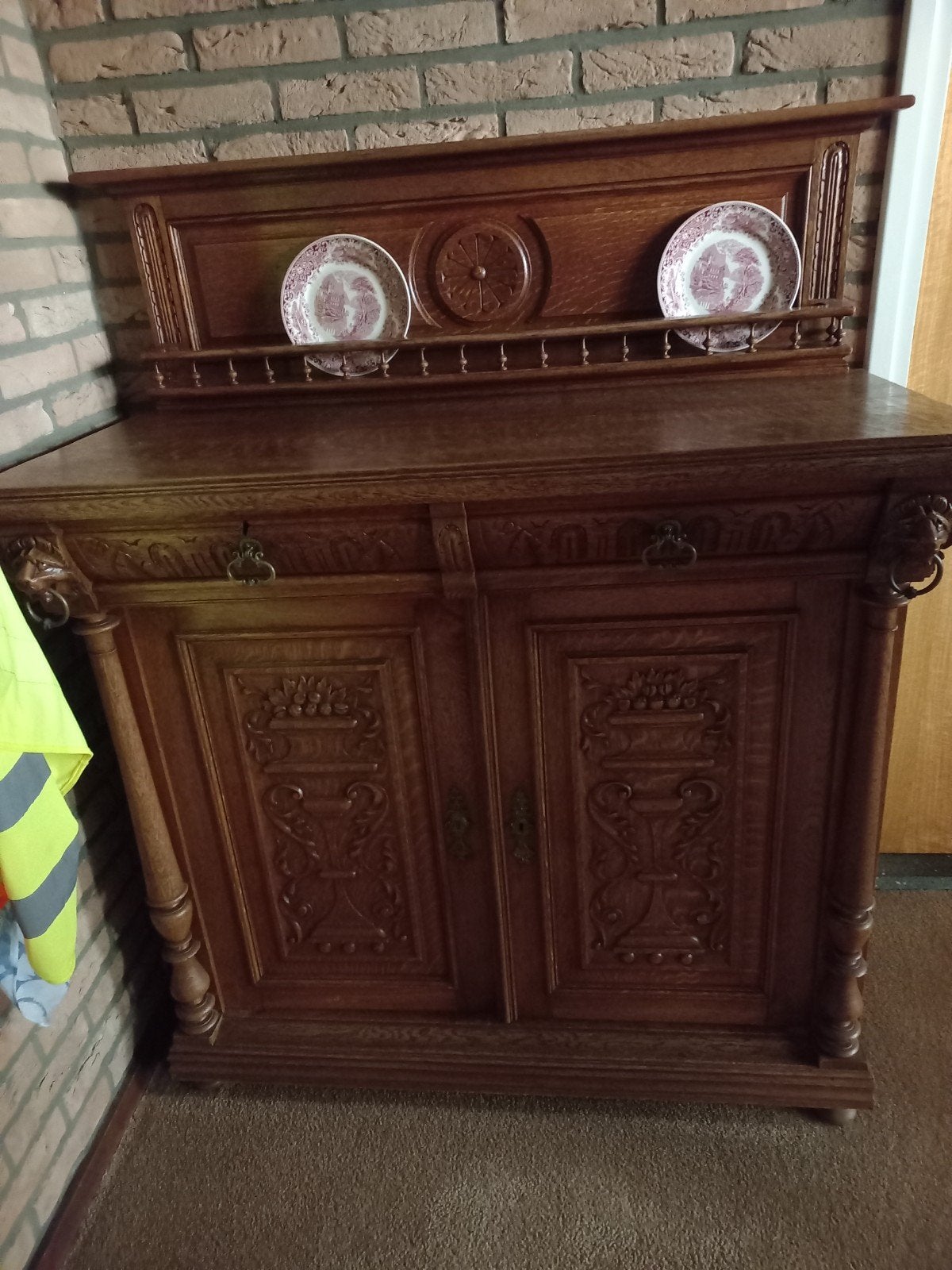 Antiek dressoir met sierlijk houtsnijwerk, Ophalen of Verzenden