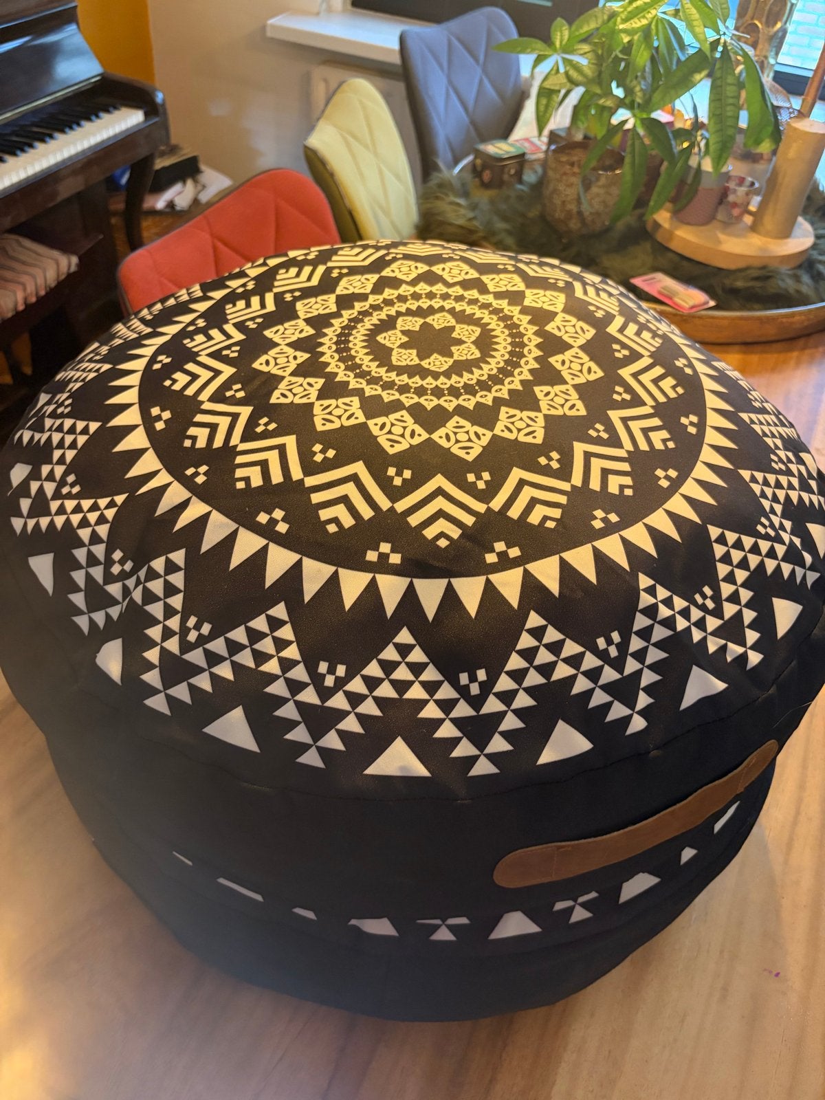 Zwart-witte poef met mandala patroon, Huis en Inrichting, Ophalen, Rond, Zo goed als nieuw, Stof