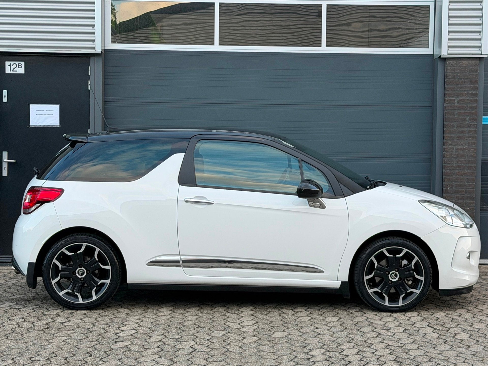 Citroen DS3 1.6 THP Ultra Prestige LEER NAVI CLIMA CRUISE, Voorwielaandrijving, Euro 5, Gebruikt, Zwart