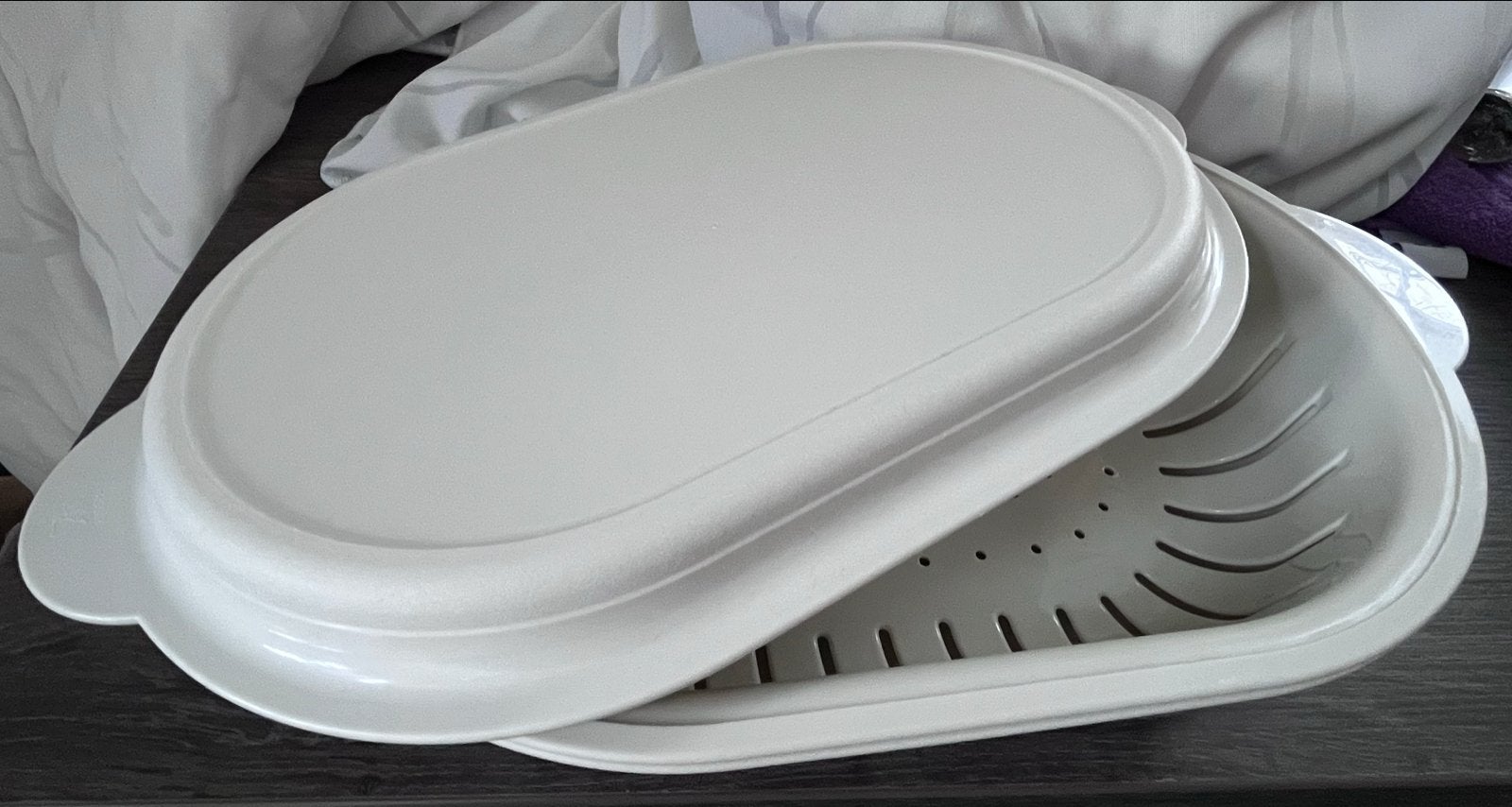 Ovale bewaarschaal met vergiet en deksel (serveerwonder), Gebruikt, Schaal, Wit, Ophalen of Verzenden