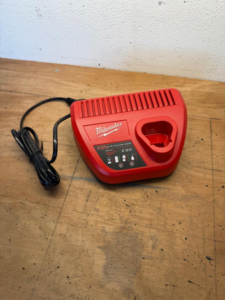 Milwaukee M12 C12 C Lader - Oplader voor 12V accu's, Ophalen of Verzenden, Zo goed als nieuw
