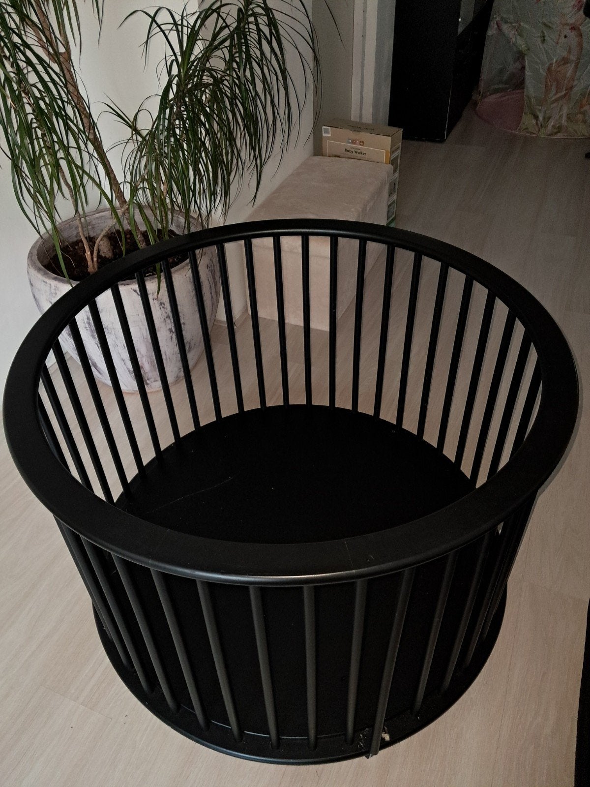 Zwarte ronde box met wieltjes, Kinderen en Baby's, Ophalen of Verzenden, Gebruikt, Rond, Wieltjes
