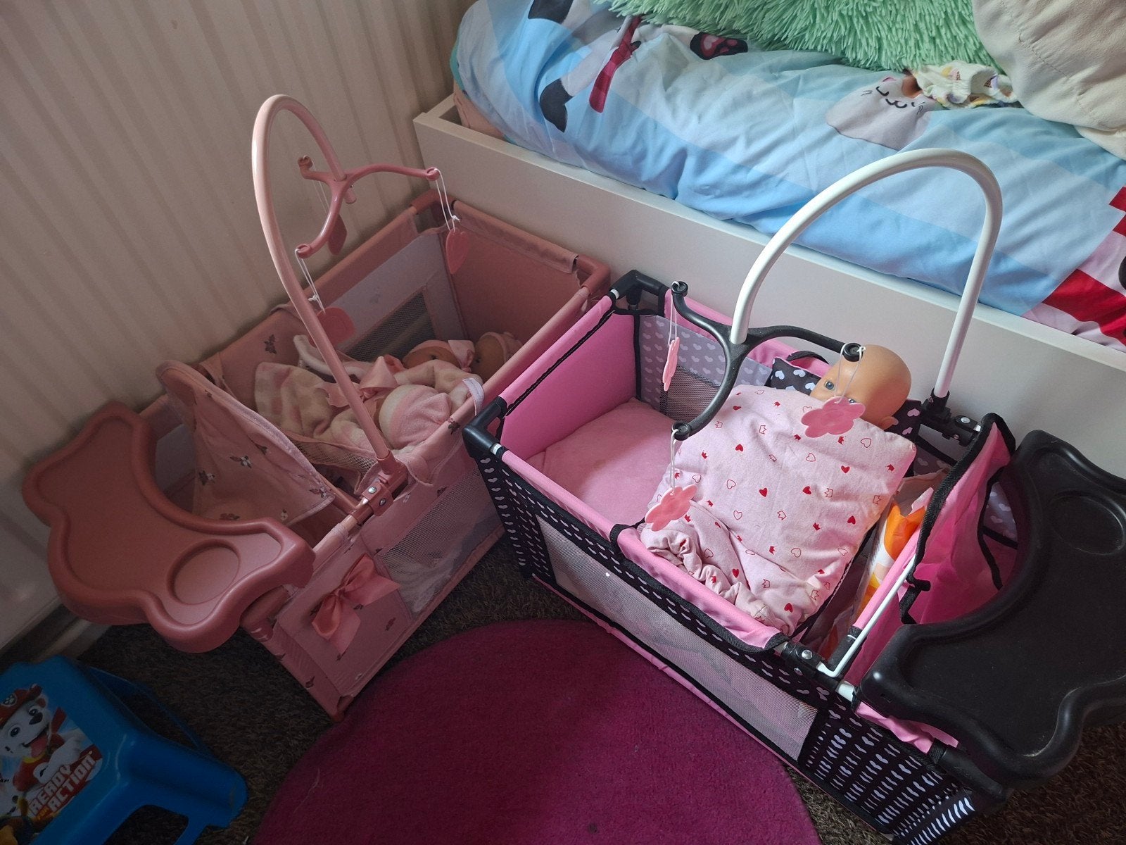 Poppen, poppenbedjes met zitje, kastje en verzorging, Kinderen en Baby's, Speelgoed | Poppen, Ophalen, Zo goed als nieuw, Babypop