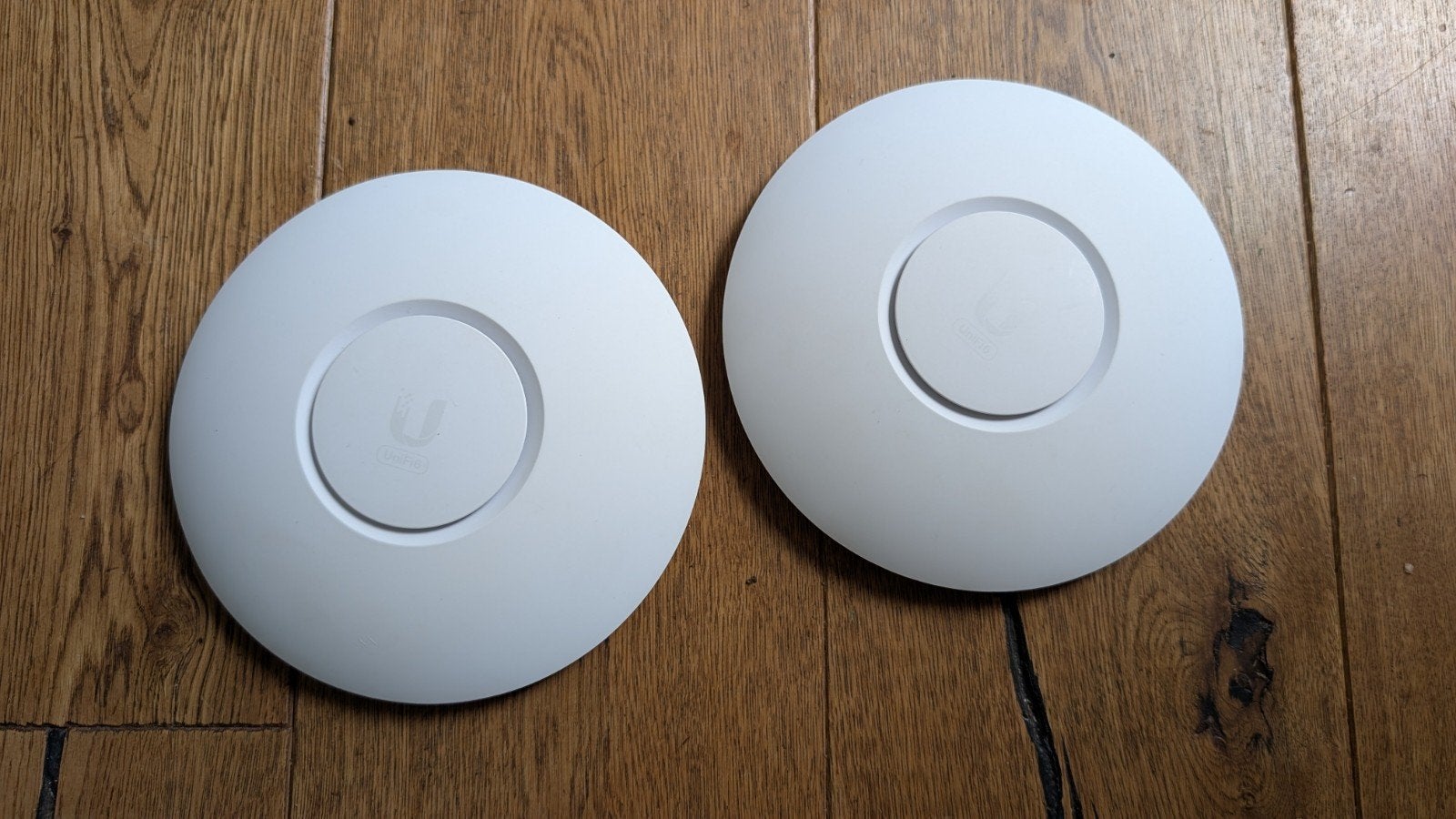 Twee Unifi U6 Lite access points met plafondbeugel, Computers en Software, Accesspoints, Ophalen of Verzenden, Gebruikt, Unifi