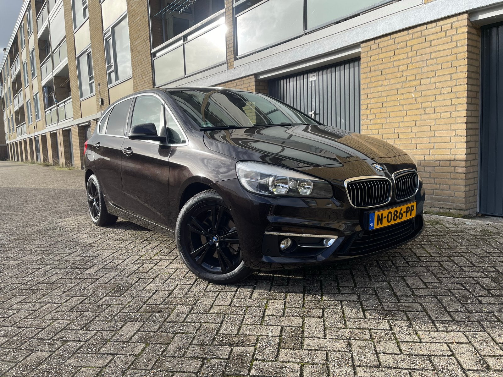 BMW 2-Serie Active Tourer 220i 192pk Aut 2015 Bruin, Auto's, 1998 cc, 730 kg, Bruin, 75 €/maand
