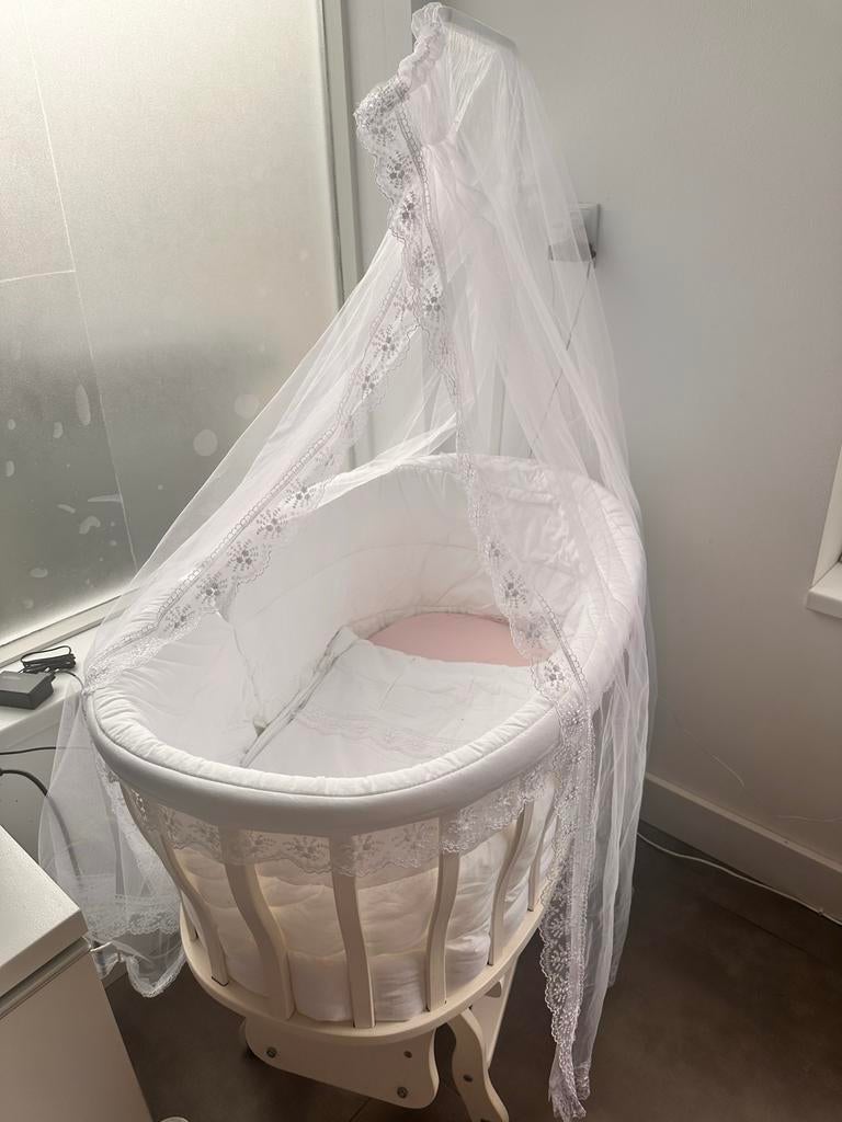 Witte wieg met hemeltje - Zo goed als nieuw, Kinderen en Baby's, Babywiegjes en Ledikanten, Ophalen of Verzenden, Zo goed als nieuw