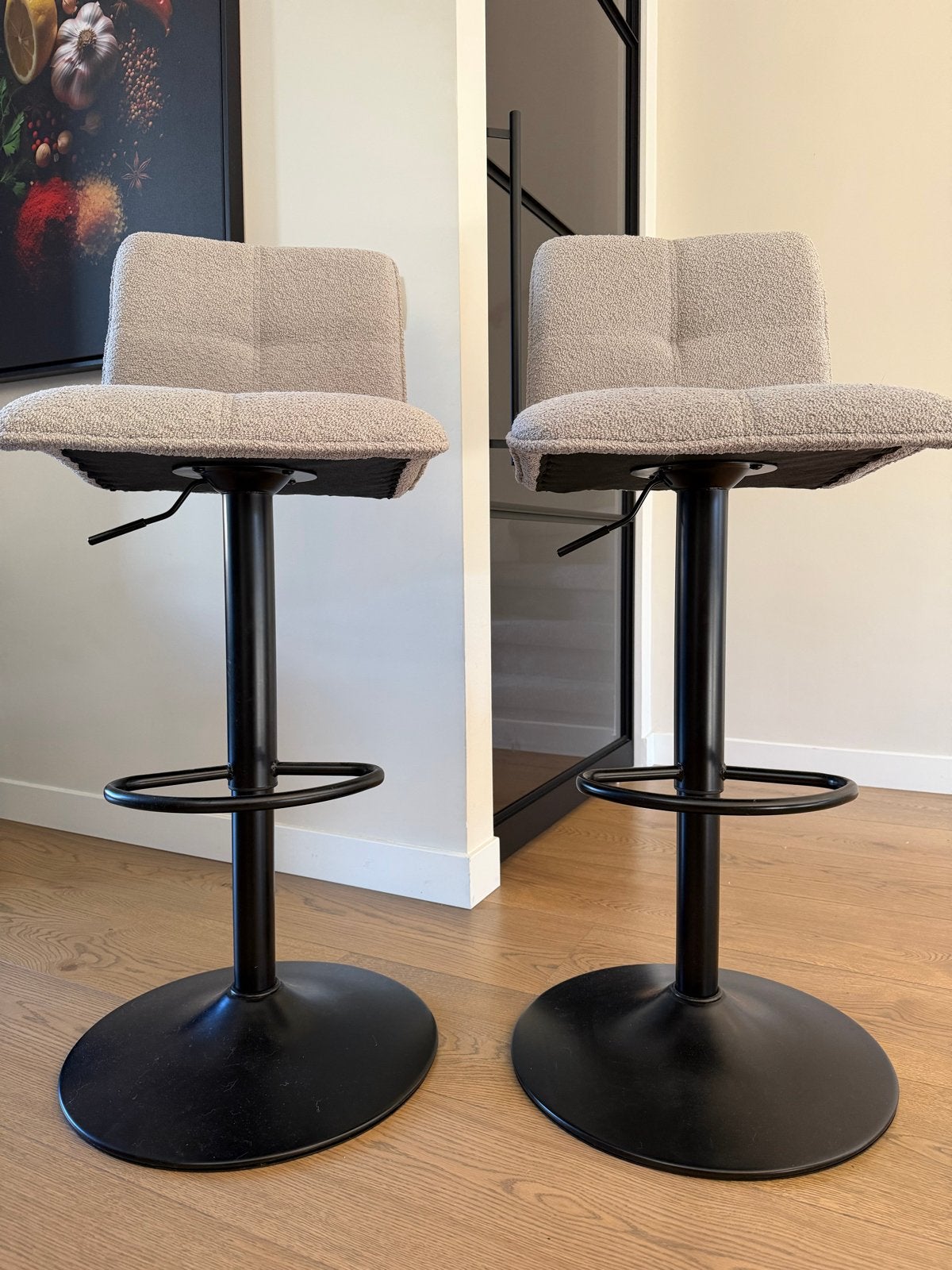 2x moderne barkrukken teddy stof beige, verstelbaar, Ophalen, Zo goed als nieuw, 90 cm of meer, 2 krukken