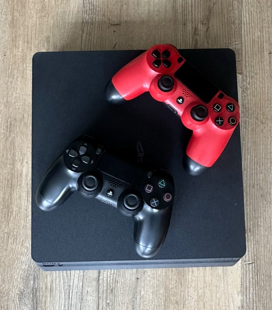 PlayStation 4 Slim met 2 controllers