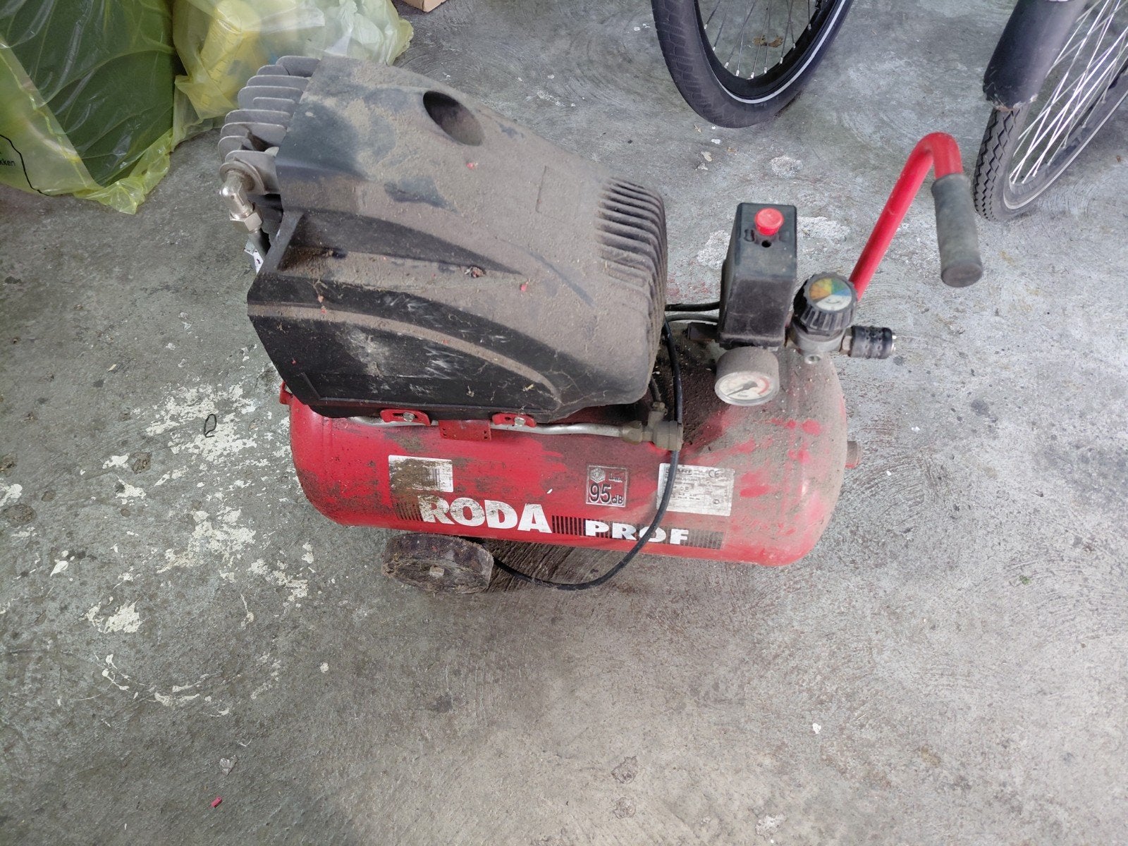 compressor werkt prima, 25 tot 100 liter, Ophalen, Gebruikt, Minder dan 200 liter/min