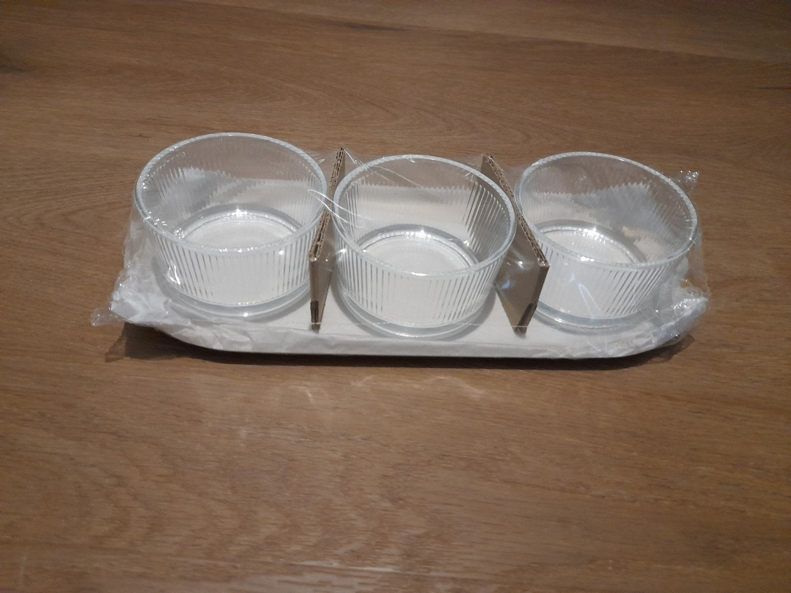 3 glazen kommetjes op metalen gouden ovaal schaal, Overige materialen, Nieuw, Ophalen of Verzenden, Schaal of Schalen