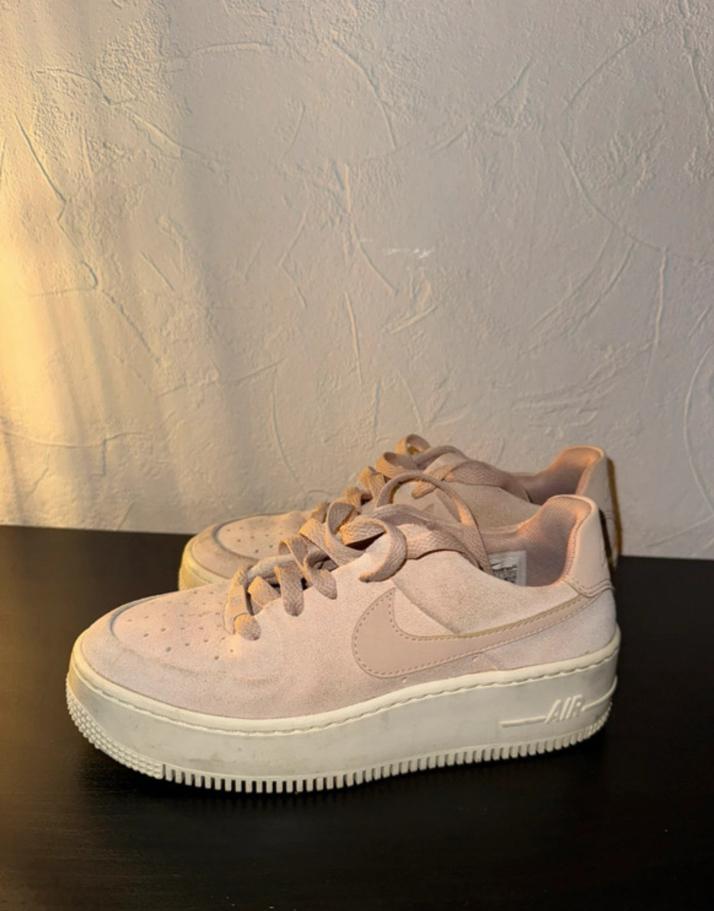 Nike Air Force suède sneakers - Maat 36,5, Kleding | Dames, Schoenen, Ophalen of Verzenden, Gedragen, Sneakers of Gympen