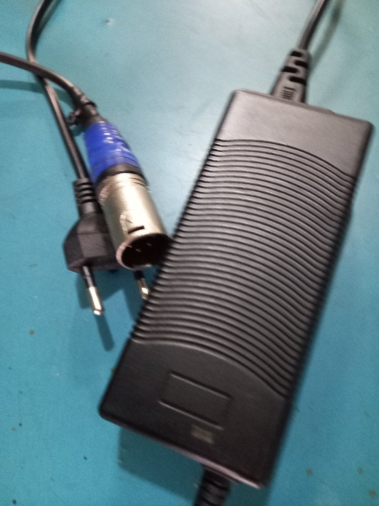 Giant Twist lader  4Pins  29,4V  2,0Amp, Ophalen of Verzenden, Gebruikt, Colaler