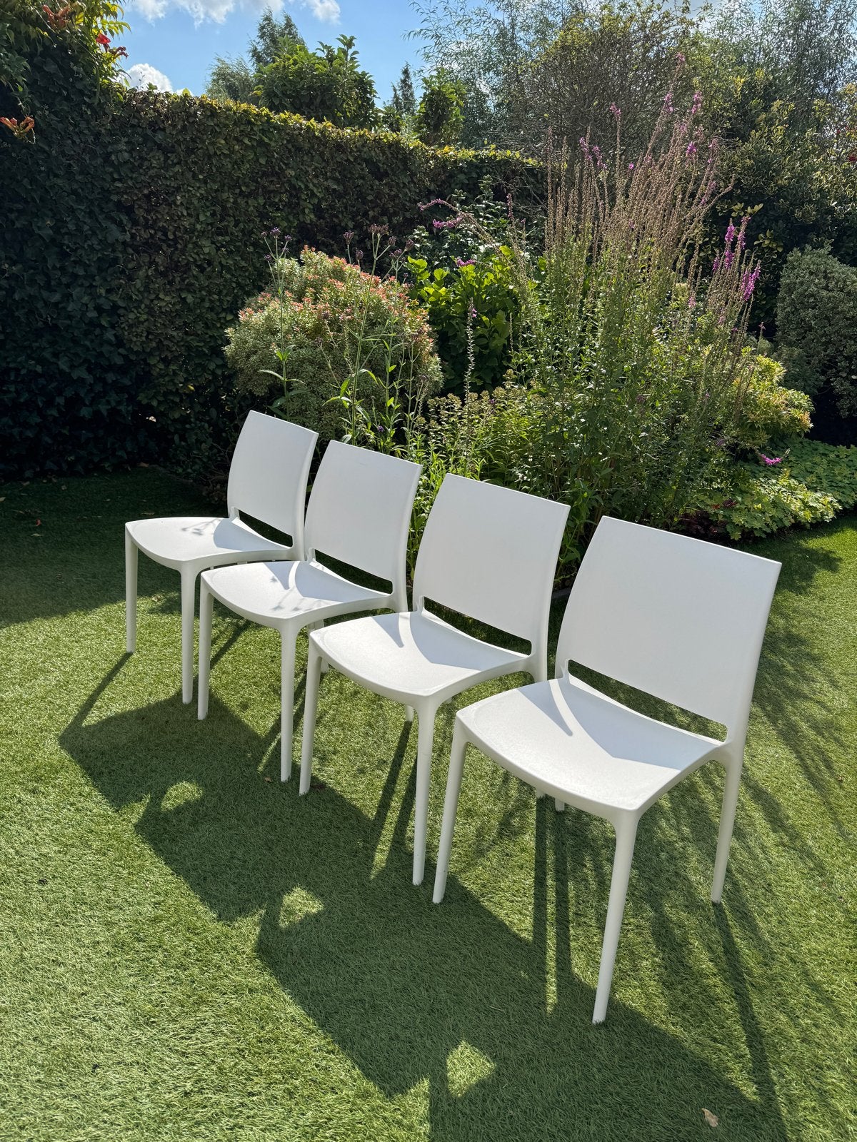 Set van 4 stapelbare witte kunstof stoelen met kussens, Ophalen of Verzenden, Gebruikt, Kunststof
