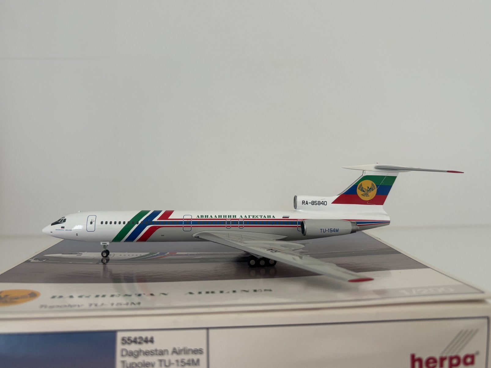 Herpa Wings Daghestan Airlines Tupolev Ty-154 1/200, Ophalen of Verzenden, Zo goed als nieuw, Schaalmodel