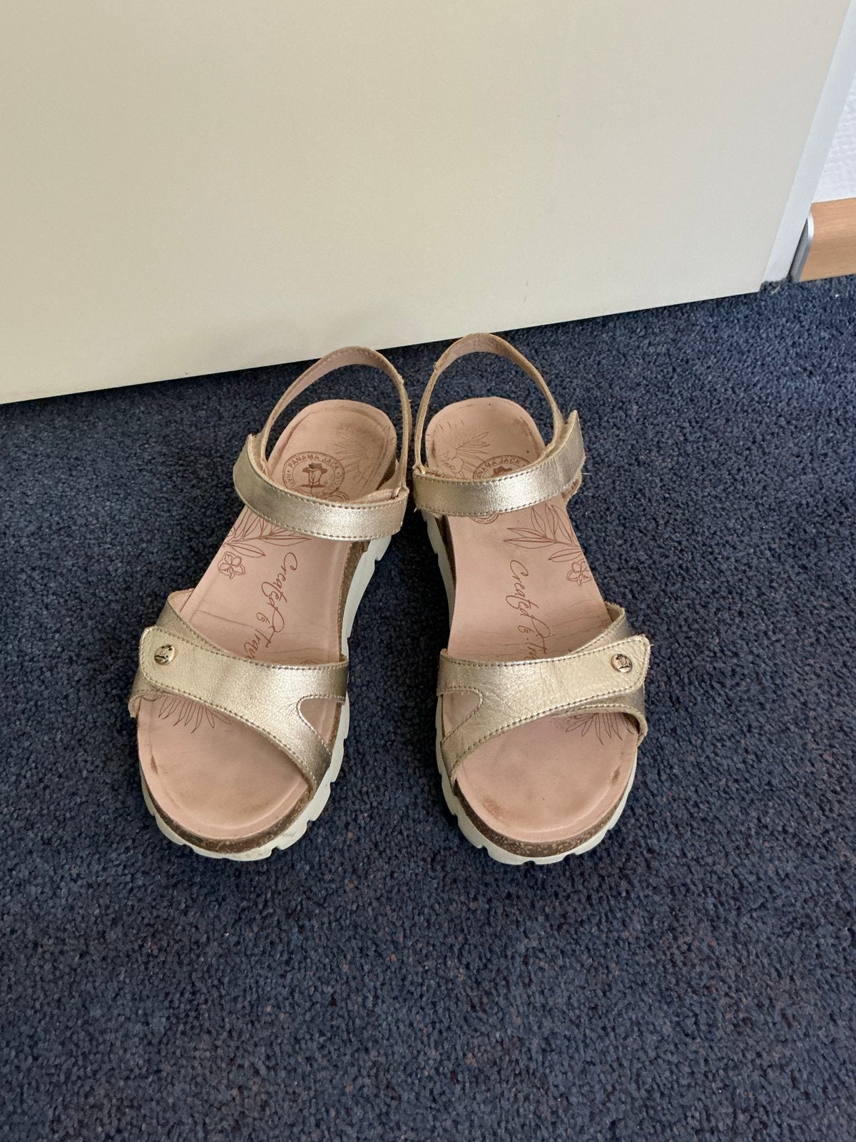 Panama Jack Sandalen Goudkleurig Maat 38 Zo goed als nieuw, Overige kleuren, Gedragen, Sandalen of Muiltjes, Ophalen of Verzenden