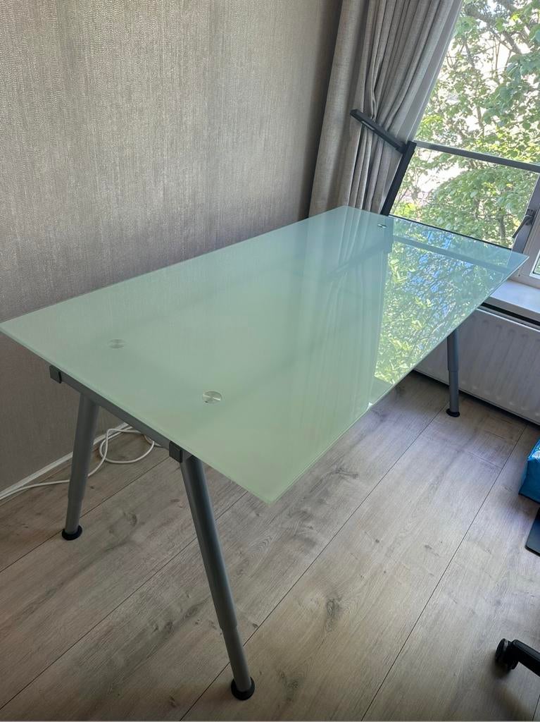 Bureau Galant (Ikea), Ophalen, In hoogte verstelbaar, Zo goed als nieuw
