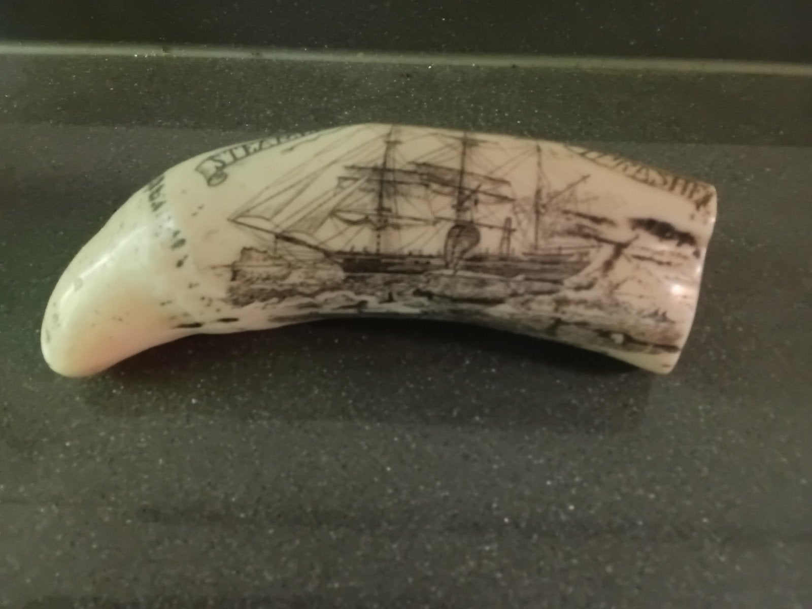 Scrimshaw Walrus Slagtand met Scheepsgravure, Ophalen of Verzenden