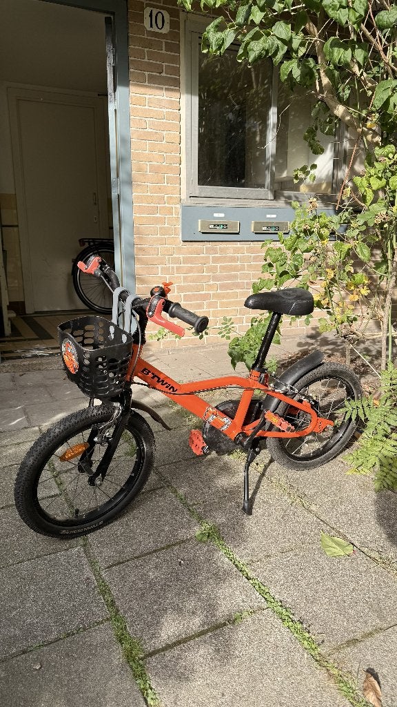 B'TWIN kinderfiets 16 inch oranje met mandje en zijwieltjes, Ophalen, Zijwieltjes, Velgrem, B'Twin