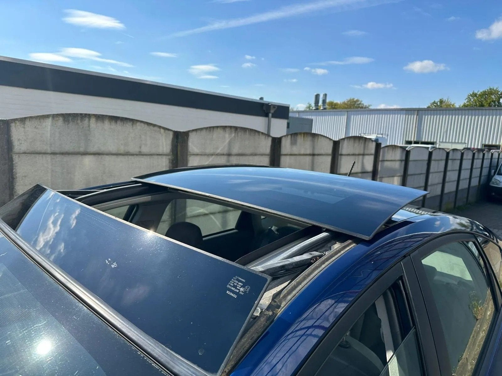 Toyota Prius 1.8 Dynamic PANO/ CLIMA/ SOLAR/ LM VELGEN!, Auto's, Verwarmde buitenspiegels, Gebruikt, Zwart, 4 cilinders