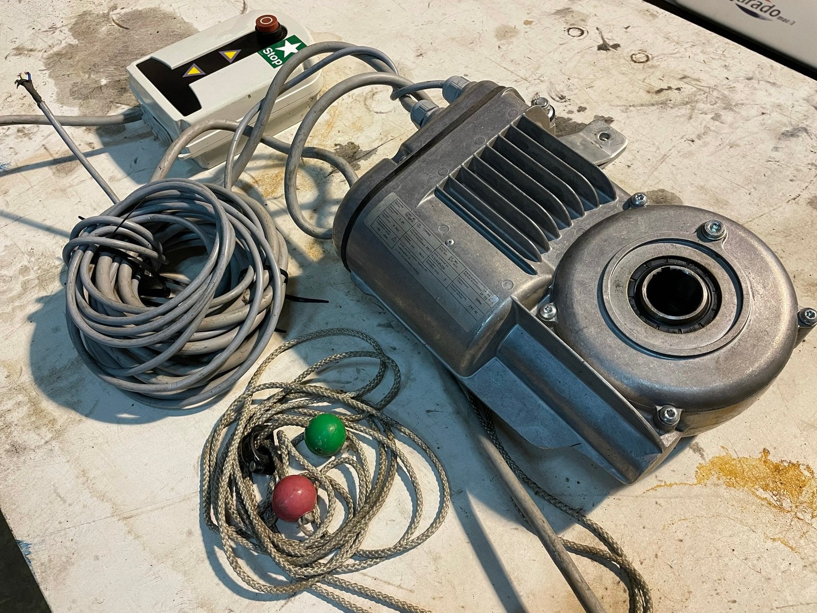 Opsteekmotor voor garage en industriedeuren, Ophalen, Gebruikt, Garagedeur, Metaal