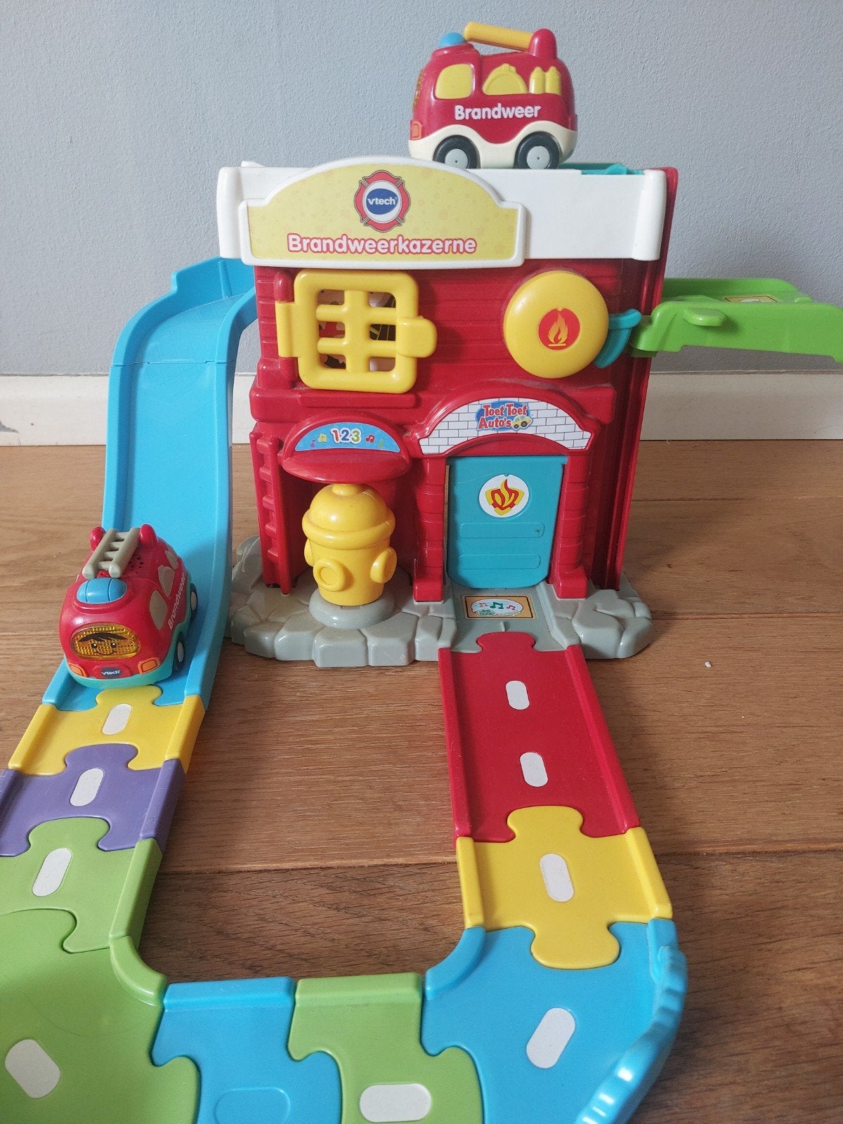 VTech Toet Toet Auto's Brandweerkazerne met 2 Brandweerauto, Ophalen, Gebruikt, 6 maanden tot 2 jaar