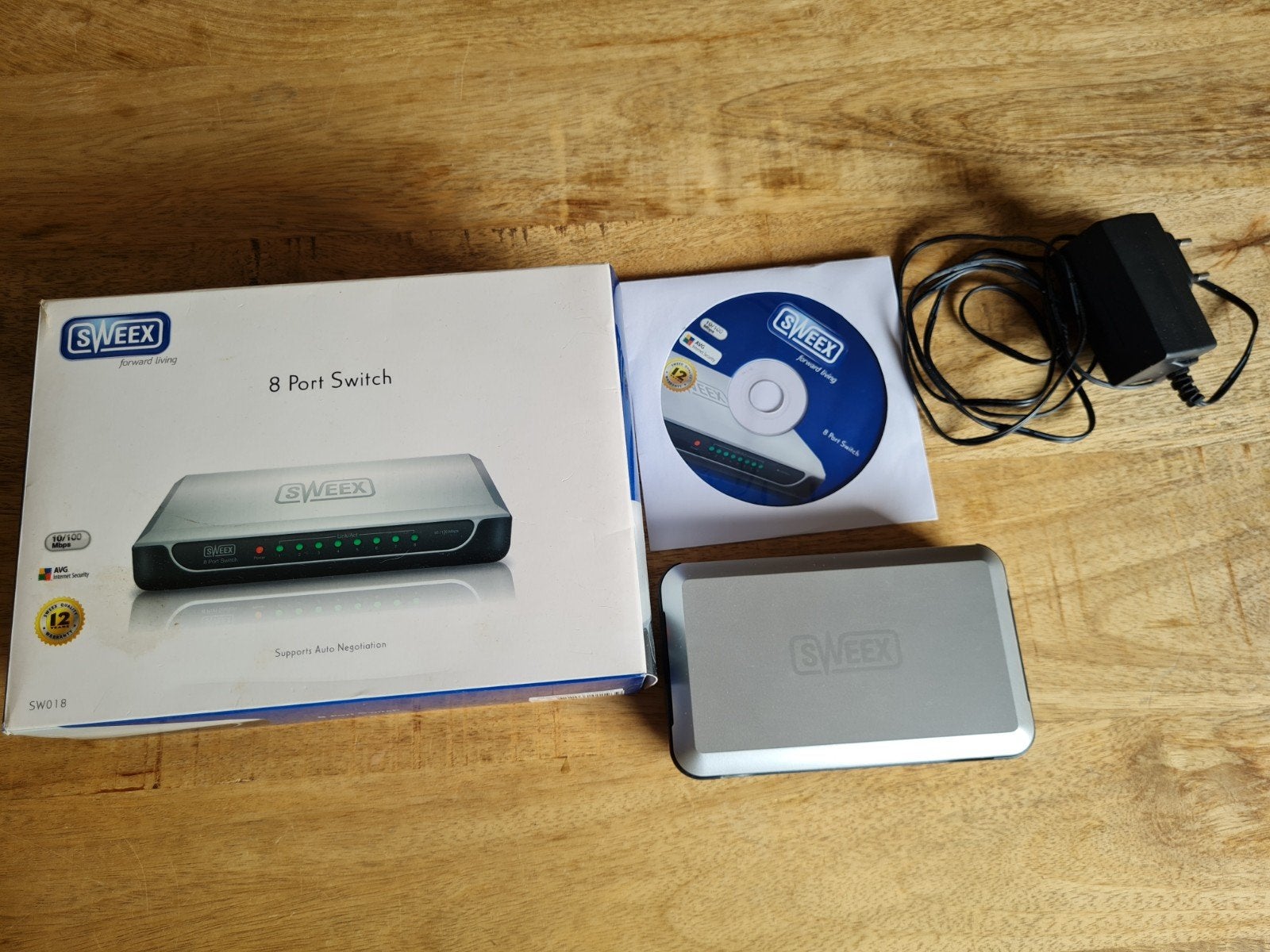Sweex SW018 8-poorts switch (10/100 Mbps) compleet, Ophalen of Verzenden, Zo goed als nieuw
