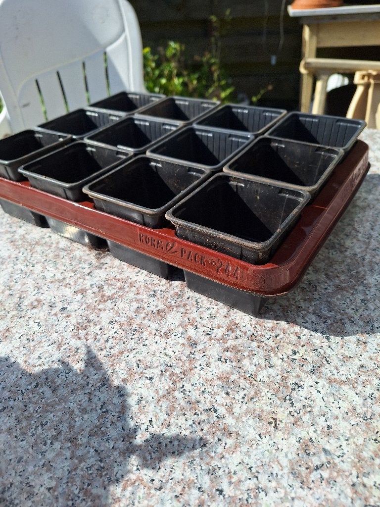 Trays F met potjes 10 trays en 120 potjes voor 5 euro., Ophalen, Kunststof, Vierkant, Binnen