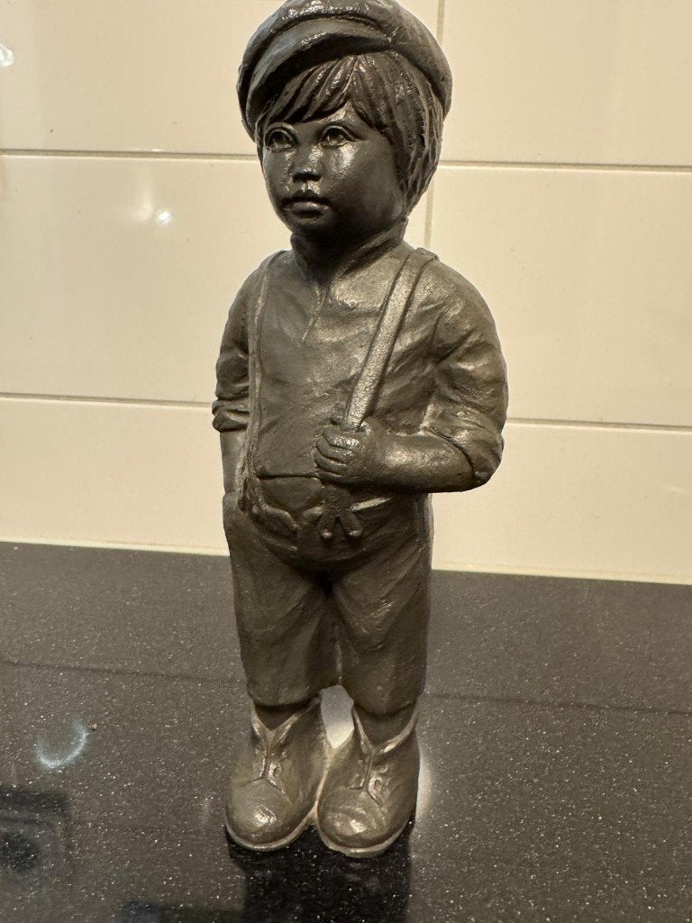 Kunstwerk beeldje van Geert Kunen: jongen met pet en bretels, Ophalen of Verzenden, Handgemaakt, 20 - 50 cm, Steen of Keramiek