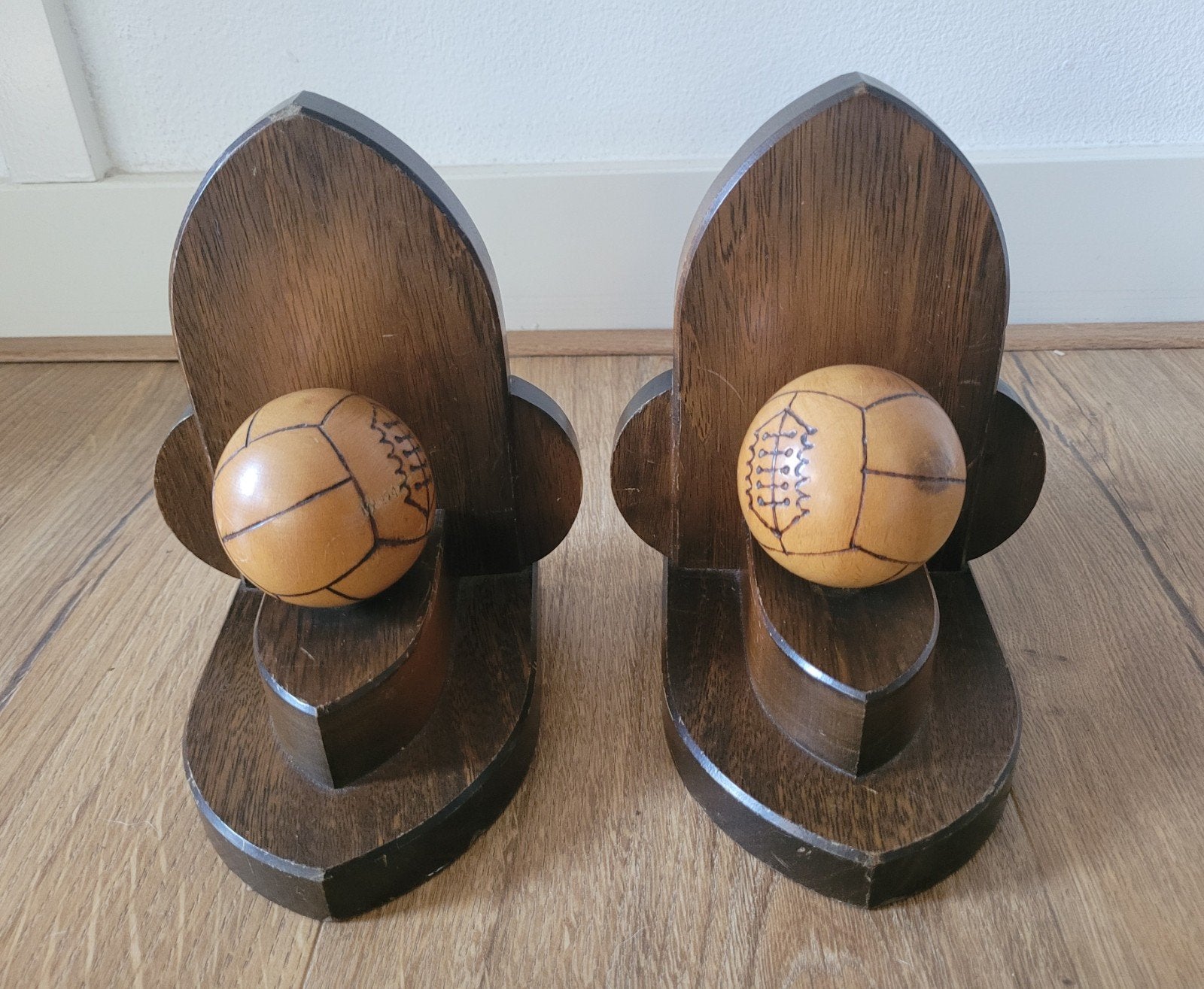 Houten Art Deco boekensteunen met (volley-)bal, Ophalen of Verzenden