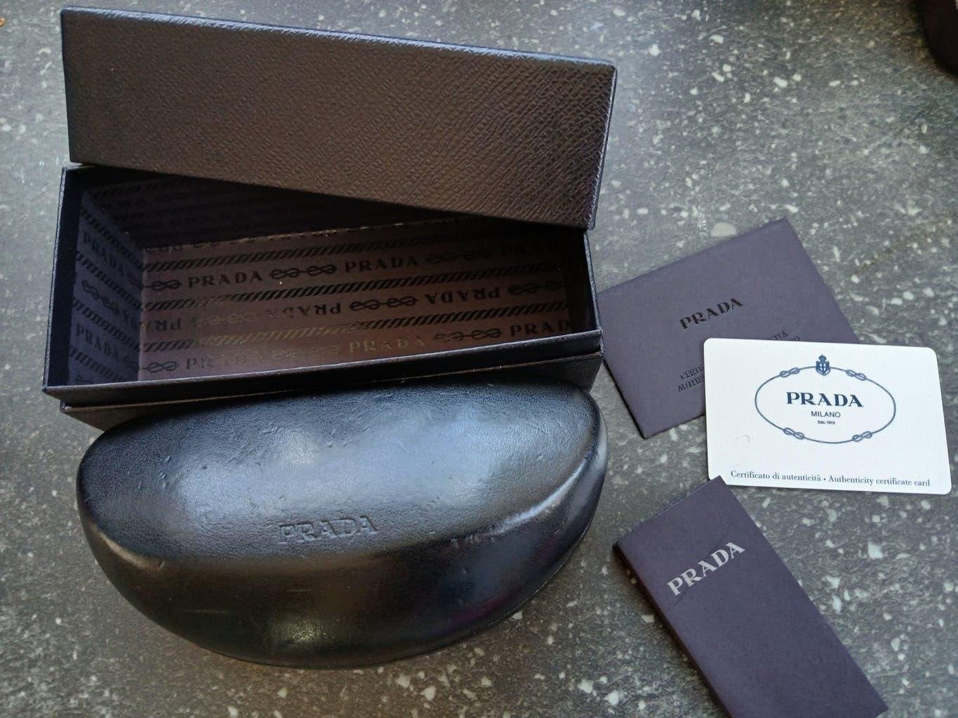 Prada brillenkoker met doos en certificaat, Sieraden, Tassen en Uiterlijk, Zonnebrillen en Brillen | Dames, Gebruikt, Prada, Zwart